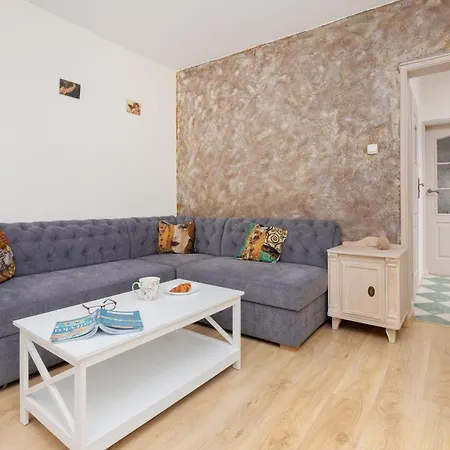 Elegant Kielecka In By Renters